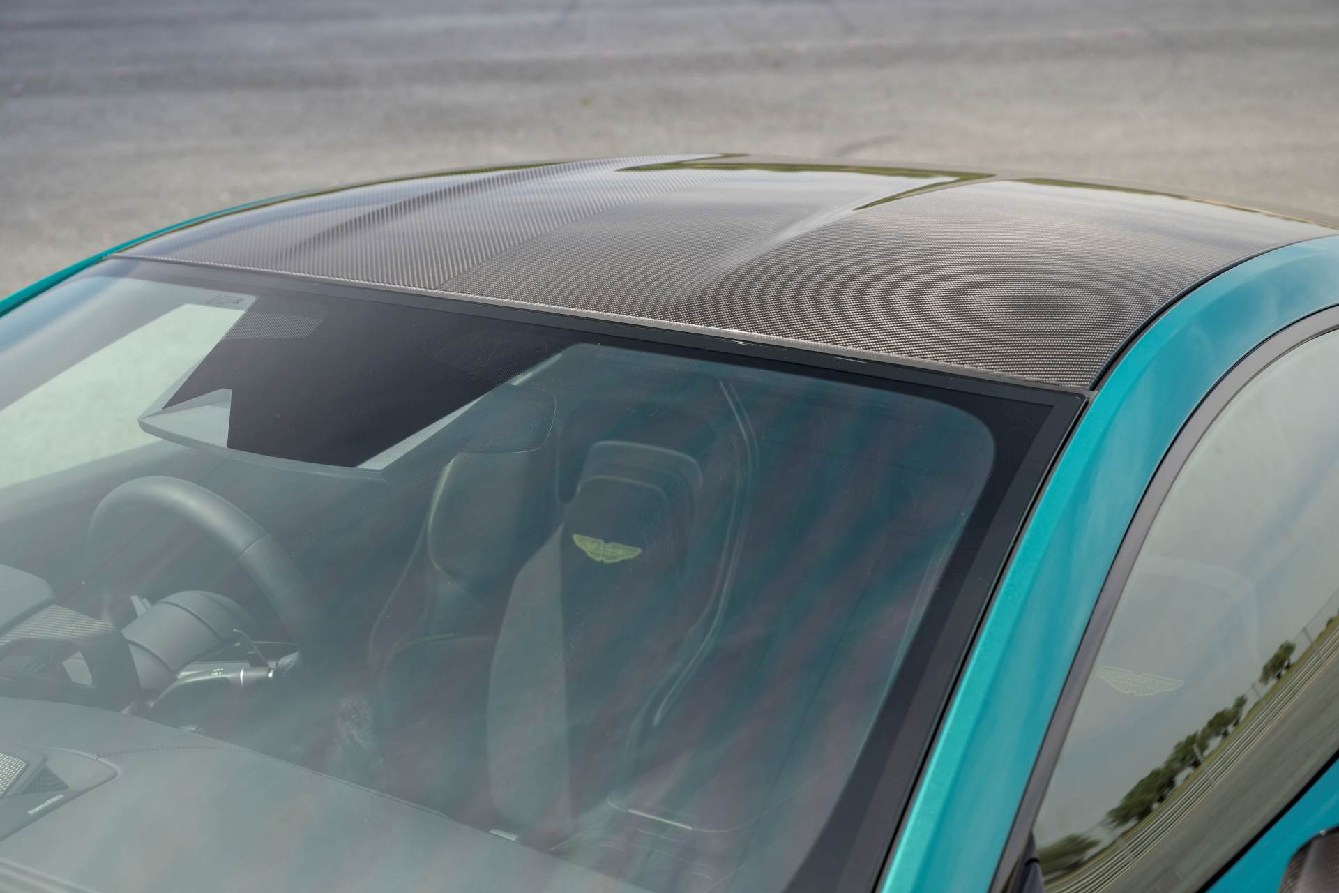 Vista cercana del techo de fibra de carbono del Aston Martin Vantage 2024.