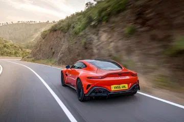Aston Martin Vantage 2024 deslumbra con su perfil trasero deportivo
