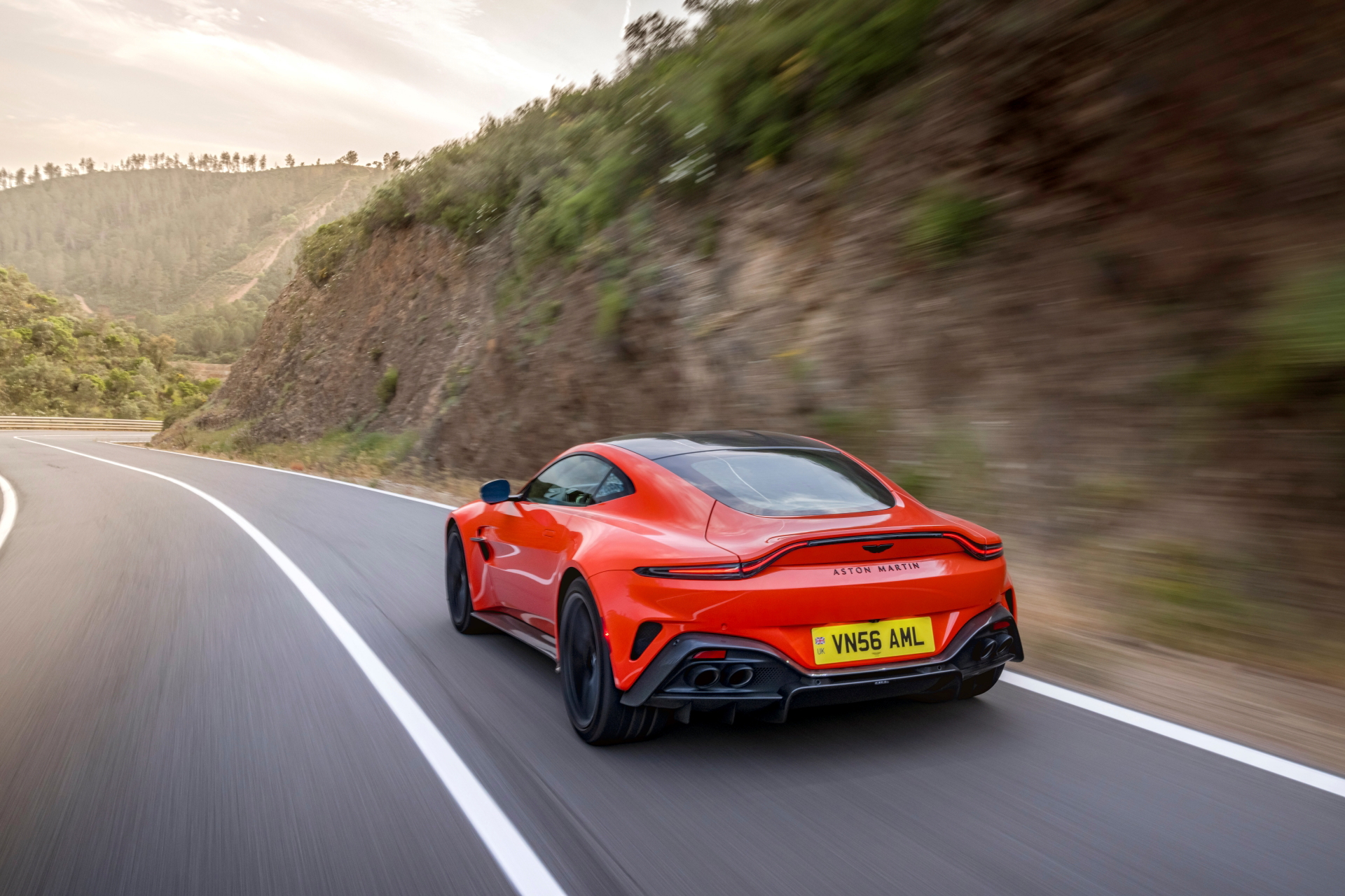 Aston Martin Vantage 2024 deslumbra con su perfil trasero deportivo