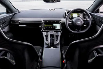 Vista del habitáculo del Aston Martin Vantage 2024, destacando sus asientos deportivos y acabados premium.