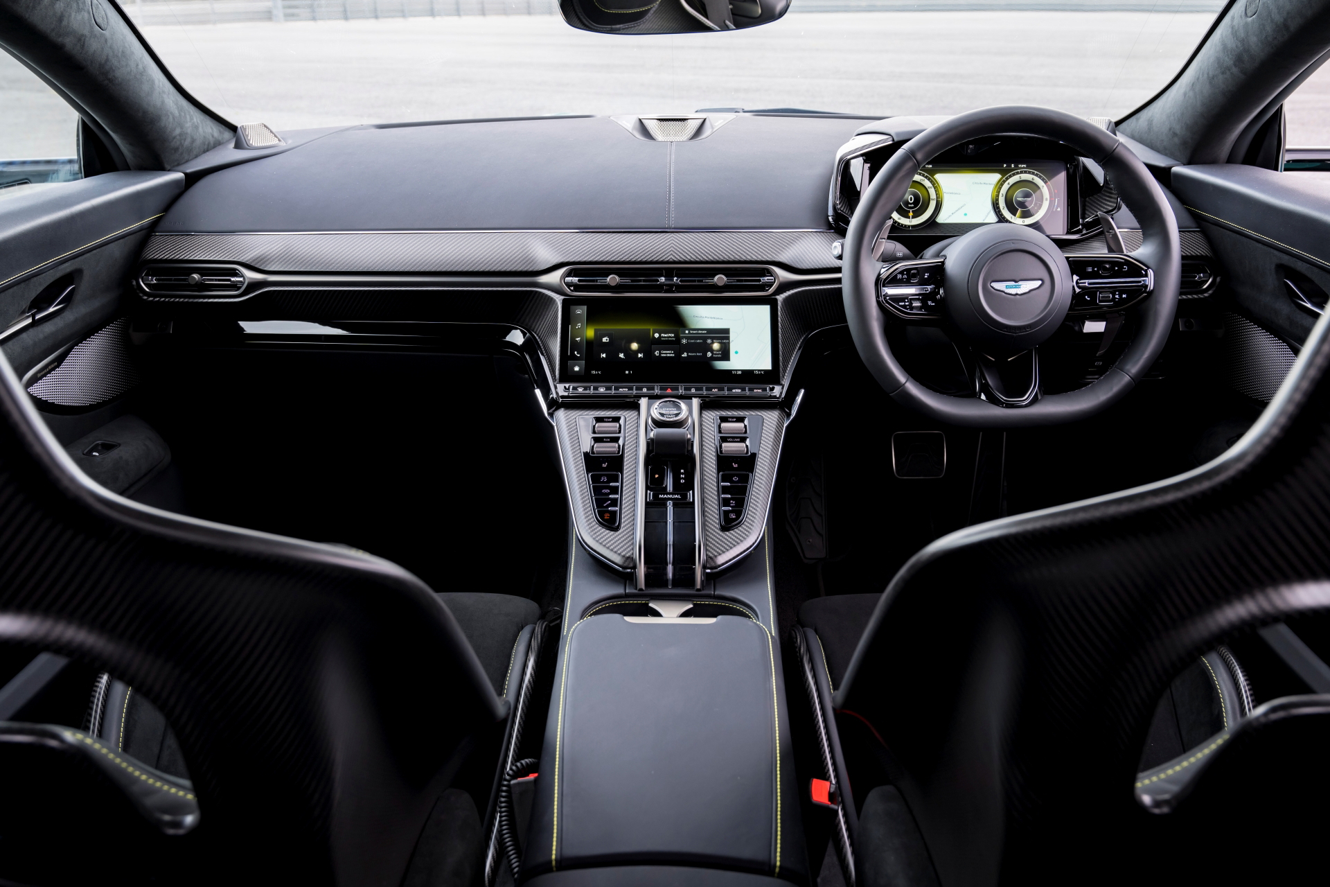 Vista del habitáculo del Aston Martin Vantage 2024, destacando sus asientos deportivos y acabados premium.