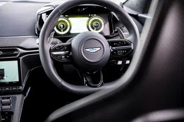 Vista del volante y el tablero de instrumentos del Aston Martin Vantage 2024.