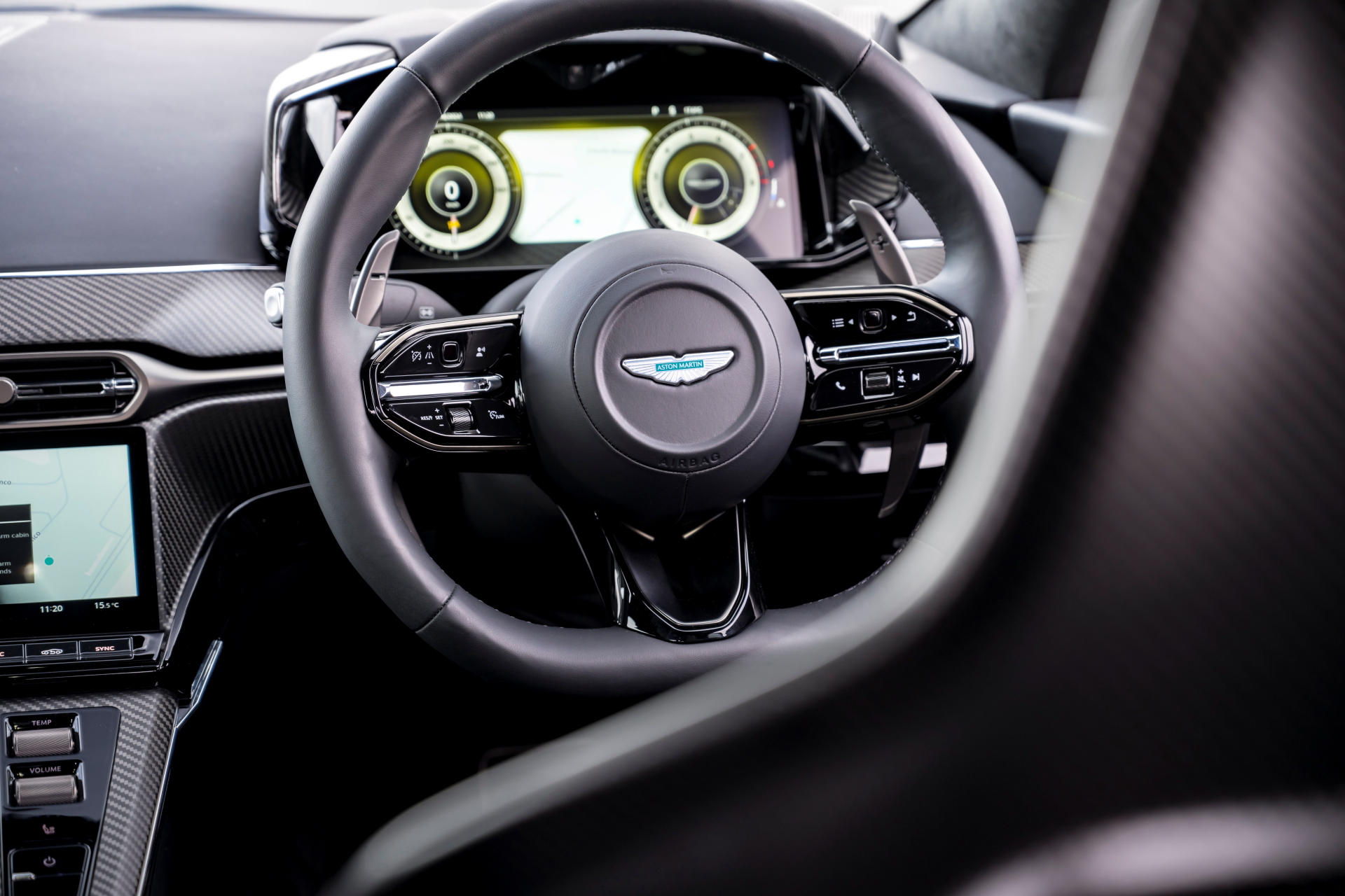 Vista del volante y el tablero de instrumentos del Aston Martin Vantage 2024.