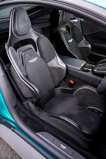 Vista lateral del lujoso y deportivo interior de un Aston Martin Vantage 2024.