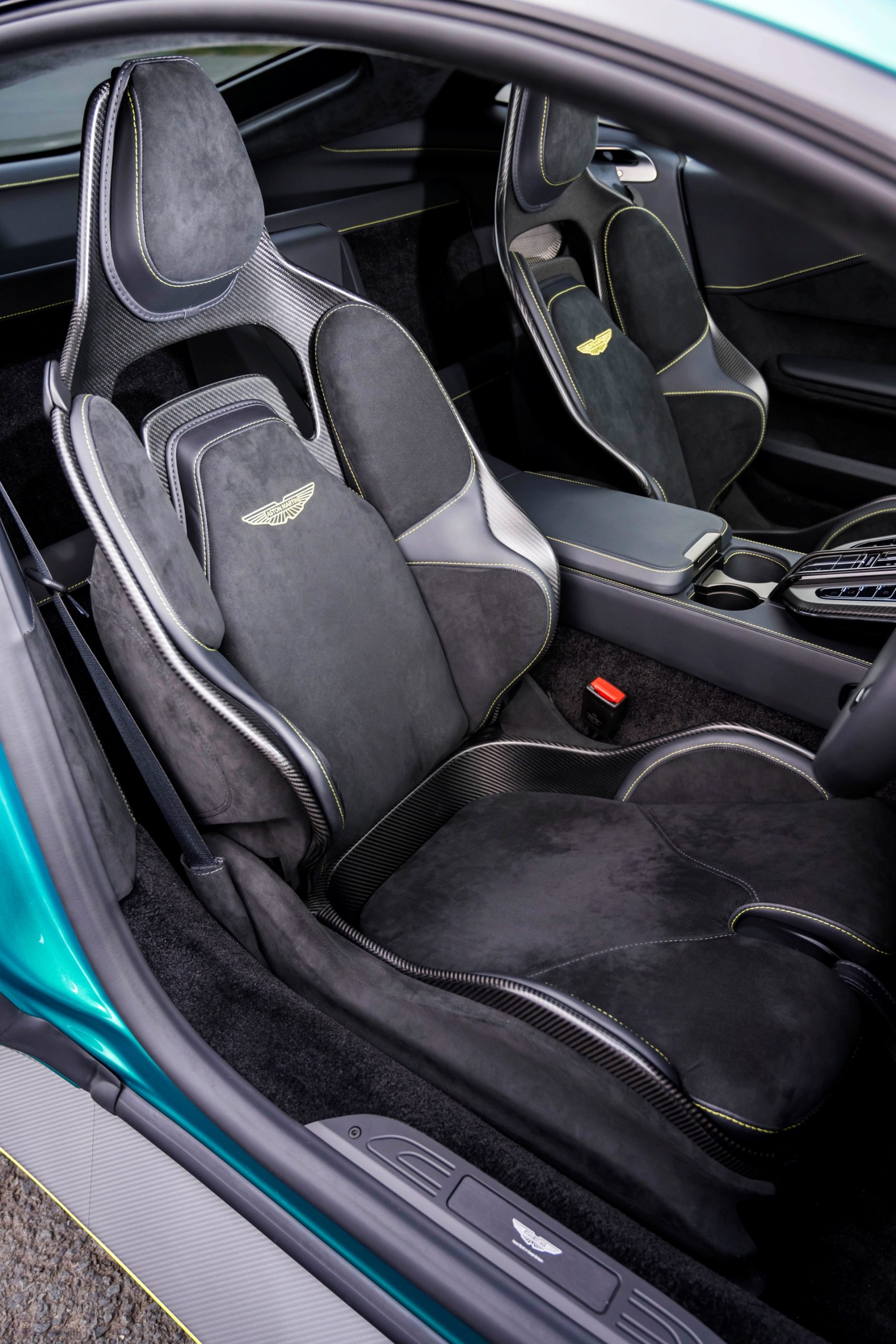 Vista lateral del lujoso y deportivo interior de un Aston Martin Vantage 2024.