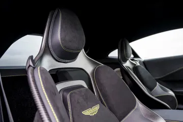 Vista detallada de los asientos deportivos con acabado en cuero y bordados de Aston Martin.