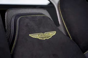 Vista cercana del bordado de Aston Martin en el respaldo del asiento