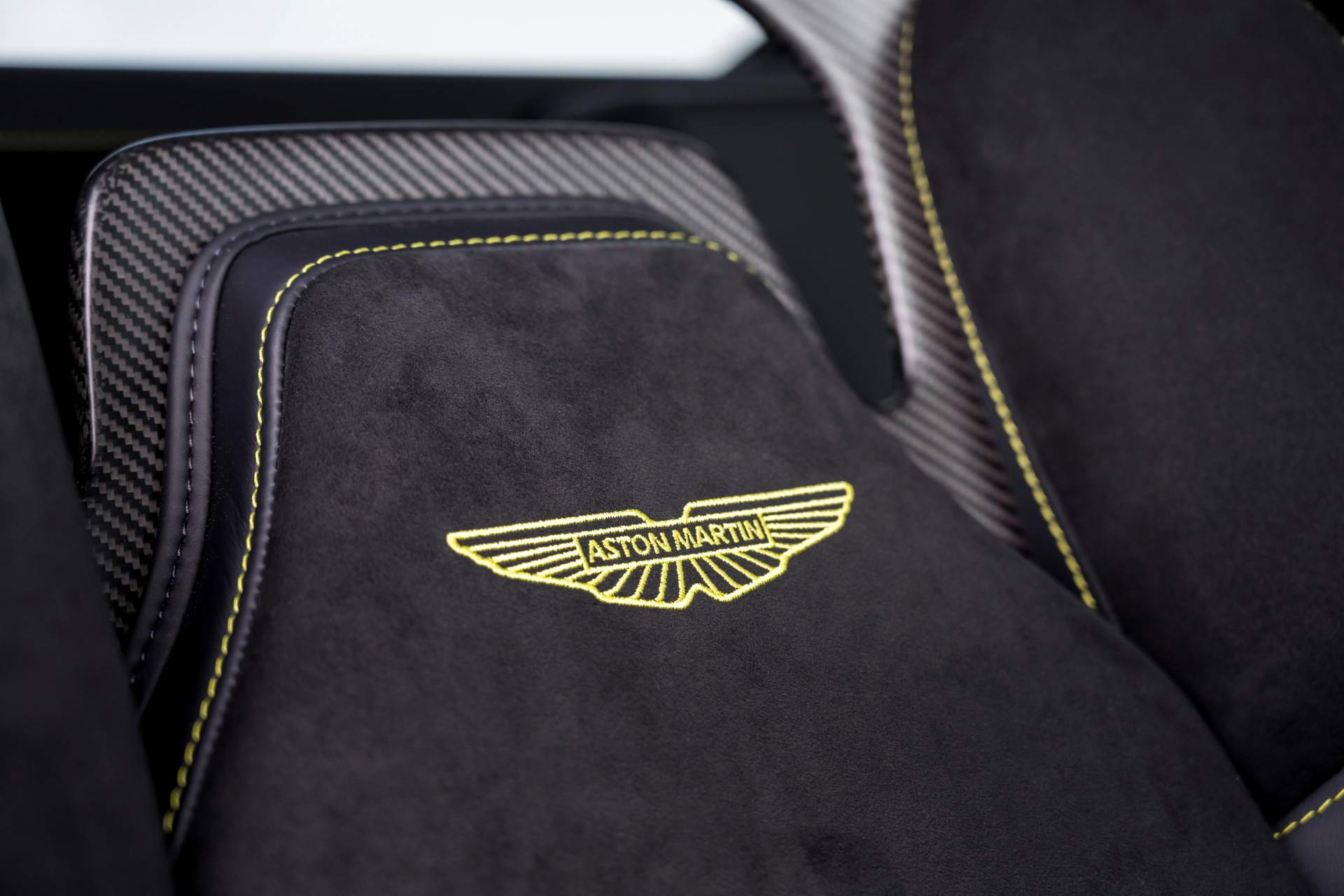 Vista cercana del bordado de Aston Martin en el respaldo del asiento