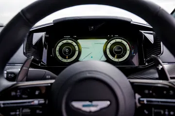 Vista del cuadro de instrumentos digital del Aston Martin Vantage 2024, con diseño moderno y elegante.