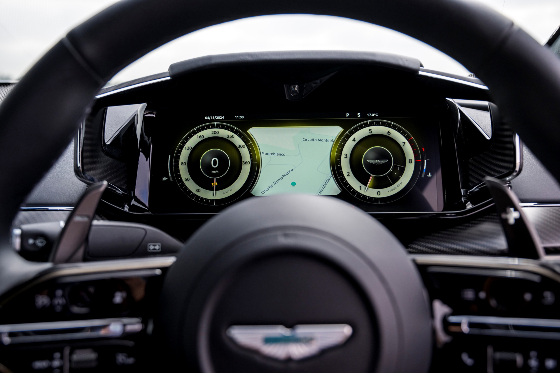 Vista del cuadro de instrumentos digital del Aston Martin Vantage 2024, con diseño moderno y elegante.