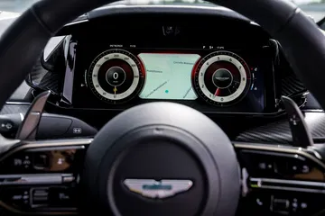 Vista del cuadro de instrumentos digital del Aston Martin Vantage 2024, enfocado y detallado.