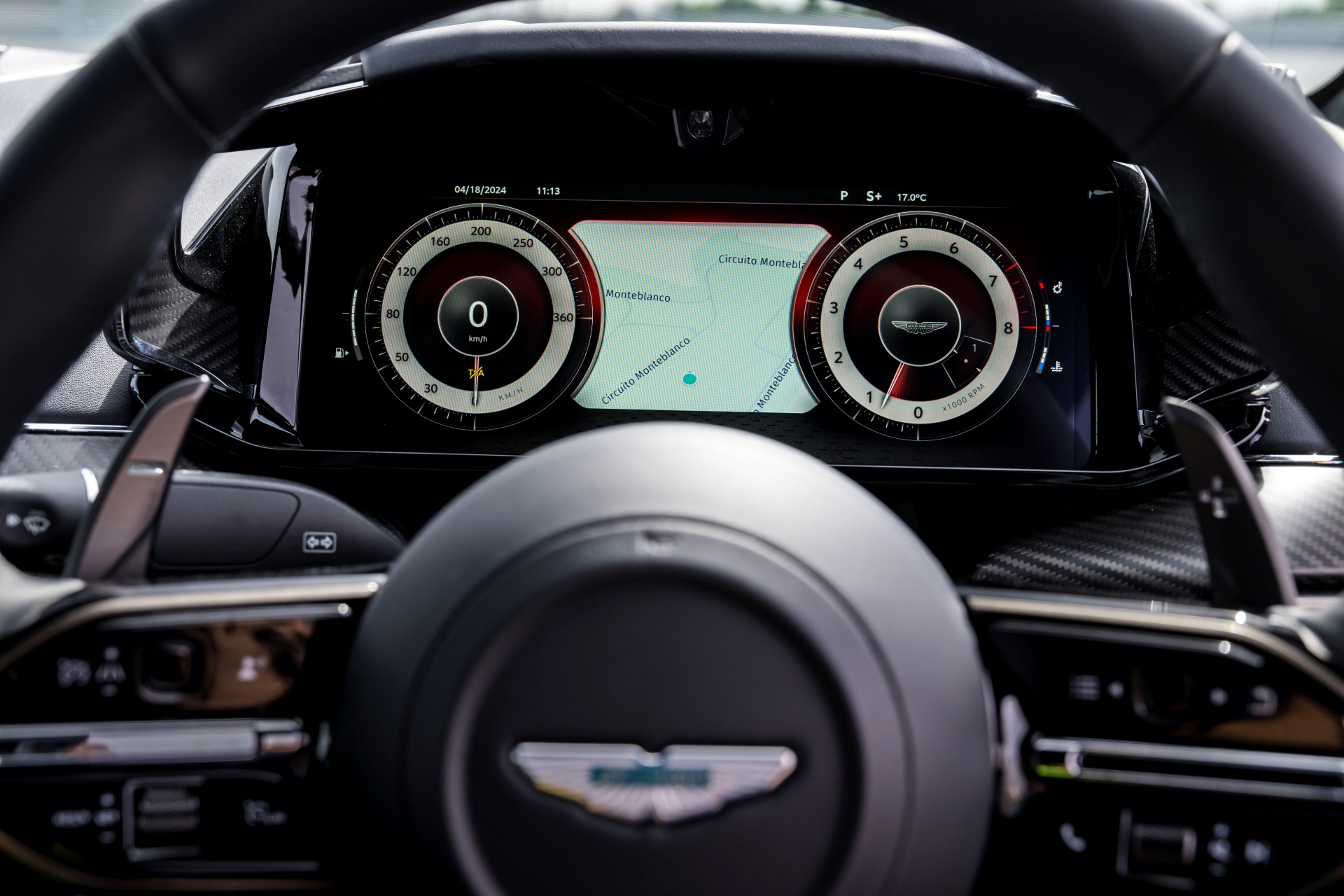 Vista del cuadro de instrumentos digital del Aston Martin Vantage 2024, enfocado y detallado.