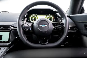 Vista del volante y panel de instrumentación del Aston Martin Vantage 2024.