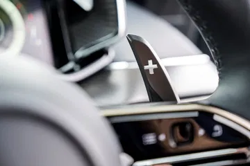 Leva de cambio detrás del volante en el Aston Martin Vantage 2024