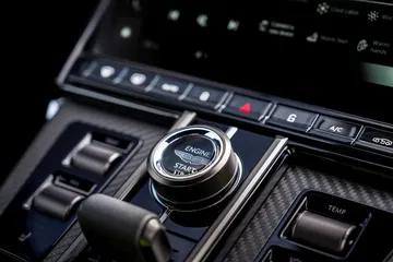 Botón de arranque y consola central del Aston Martin Vantage 2024.