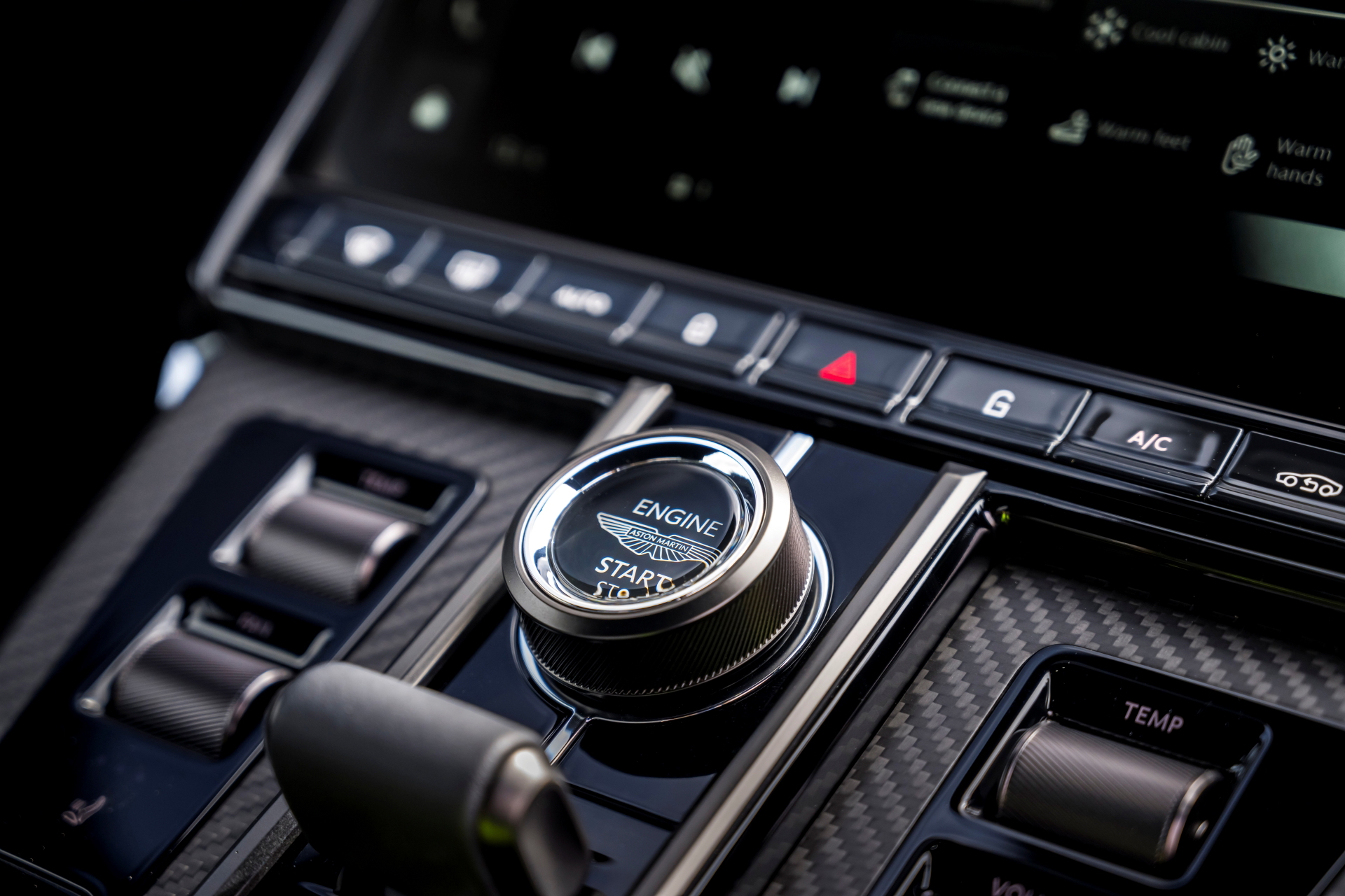 Botón de arranque y consola central del Aston Martin Vantage 2024.