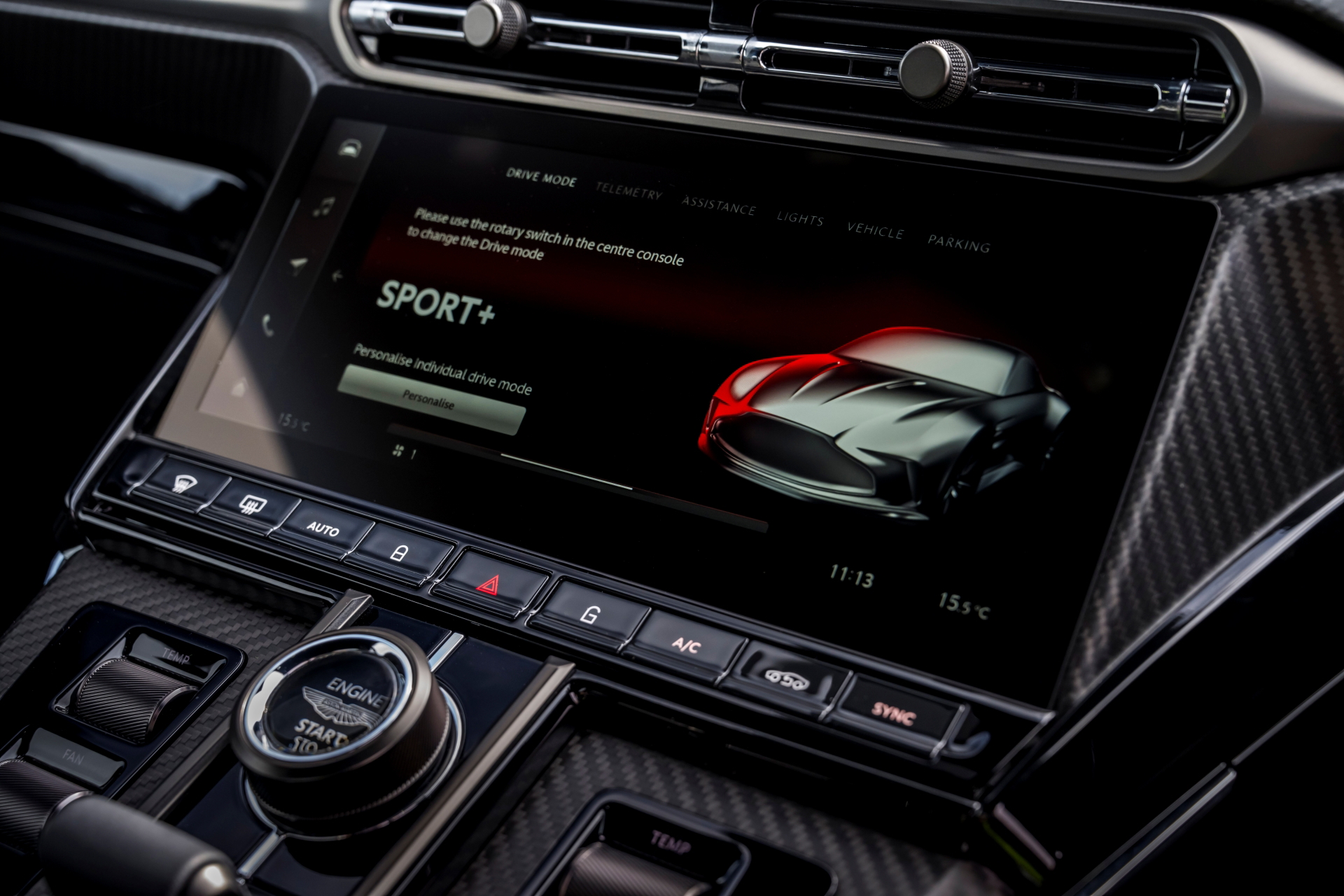 Pantalla central mostrando el modo SPORT+ en un Aston Martin Vantage 2024