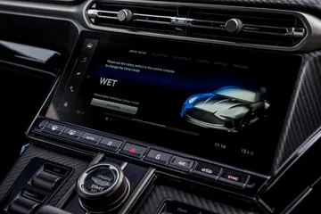 Pantalla central del Aston Martin Vantage 2024 destacando su interfaz y controles.