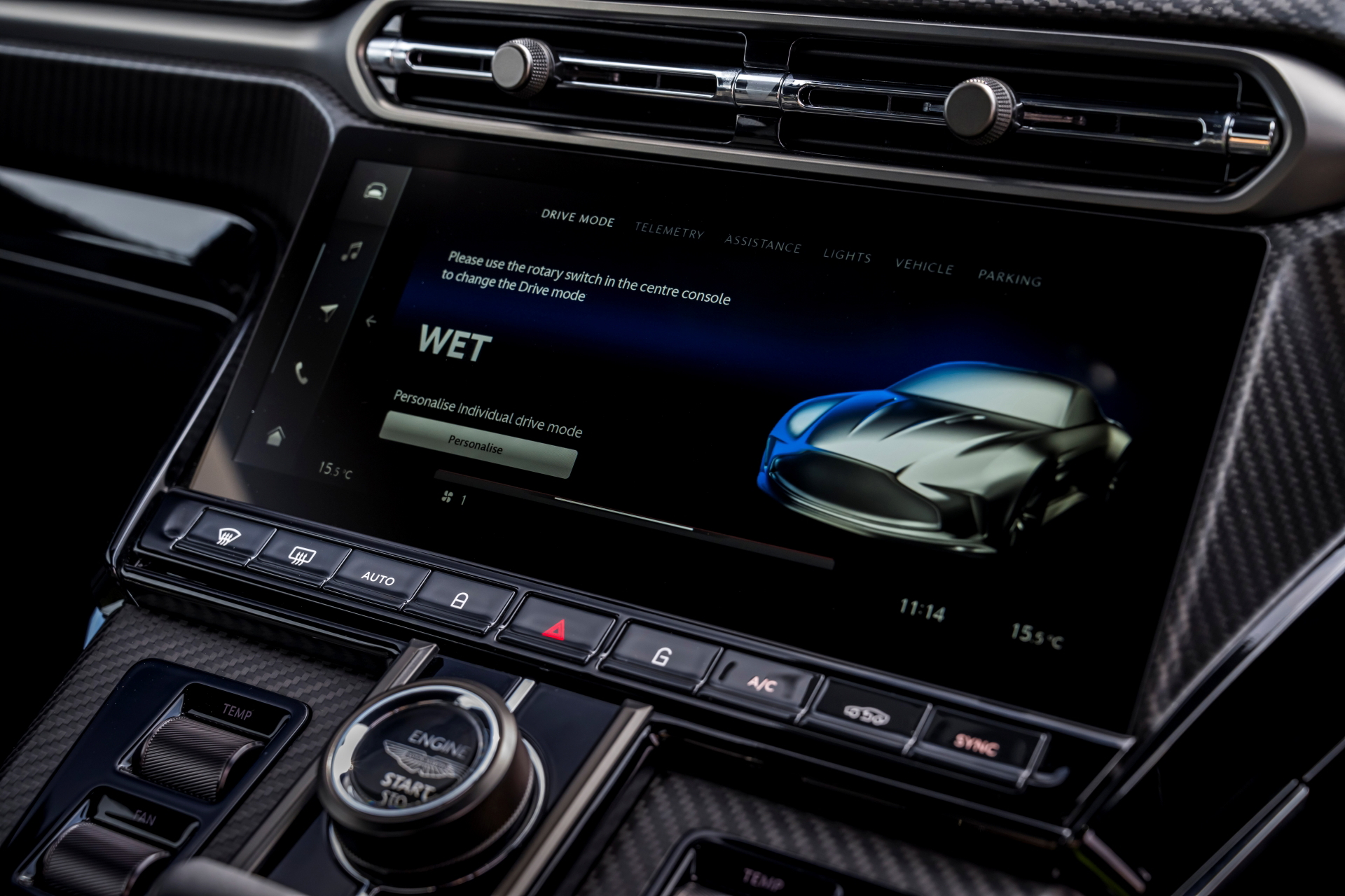 Pantalla central del Aston Martin Vantage 2024 destacando su interfaz y controles.