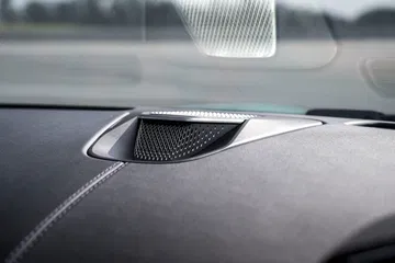 Vista precisa del acabado y textura del salpicadero del Aston Martin Vantage 2024.