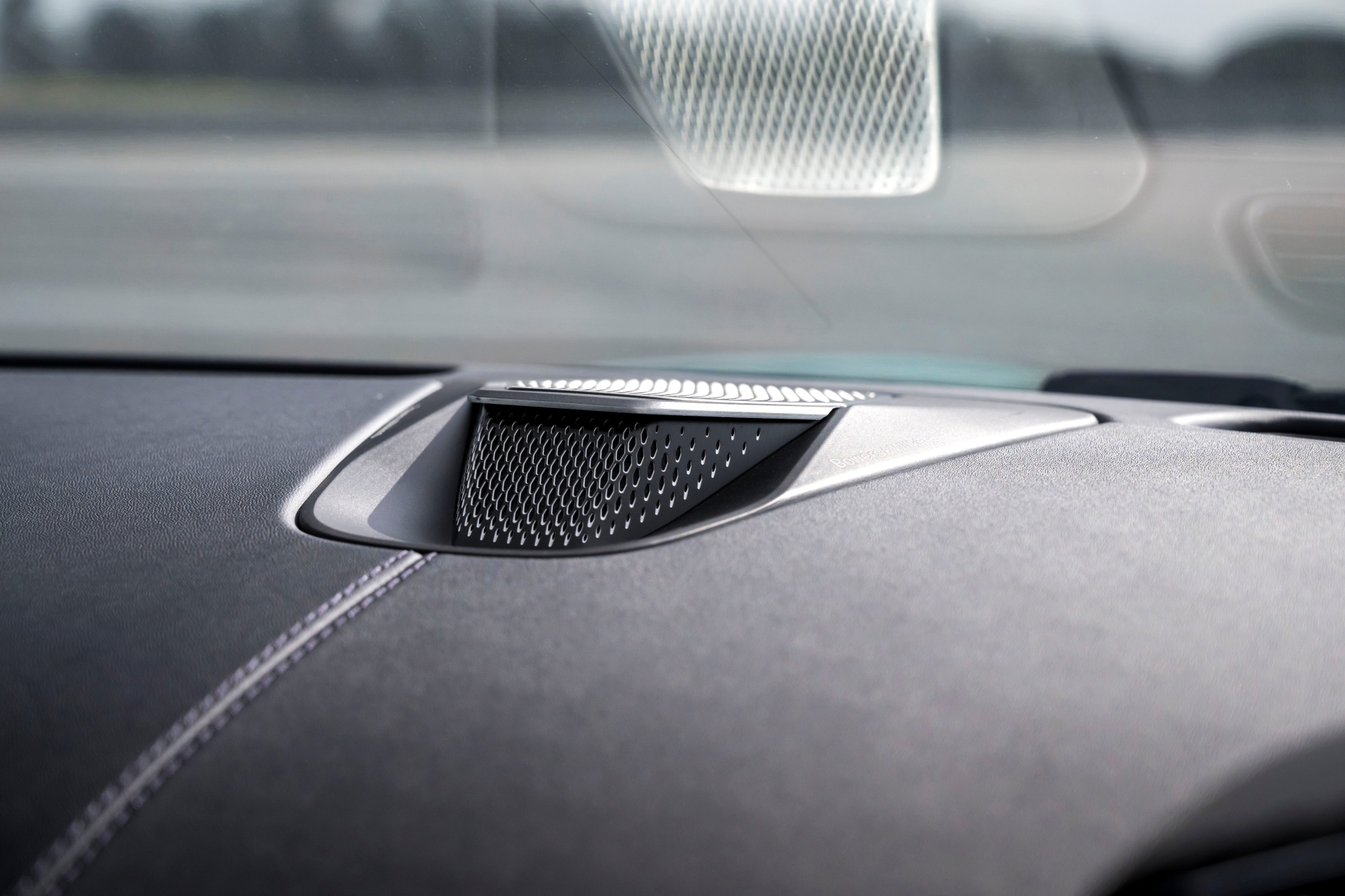 Vista precisa del acabado y textura del salpicadero del Aston Martin Vantage 2024.