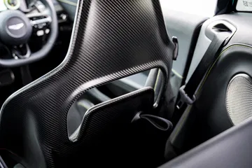 Asiento deportivo de fibra de carbono del Aston Martin Vantage 2024.