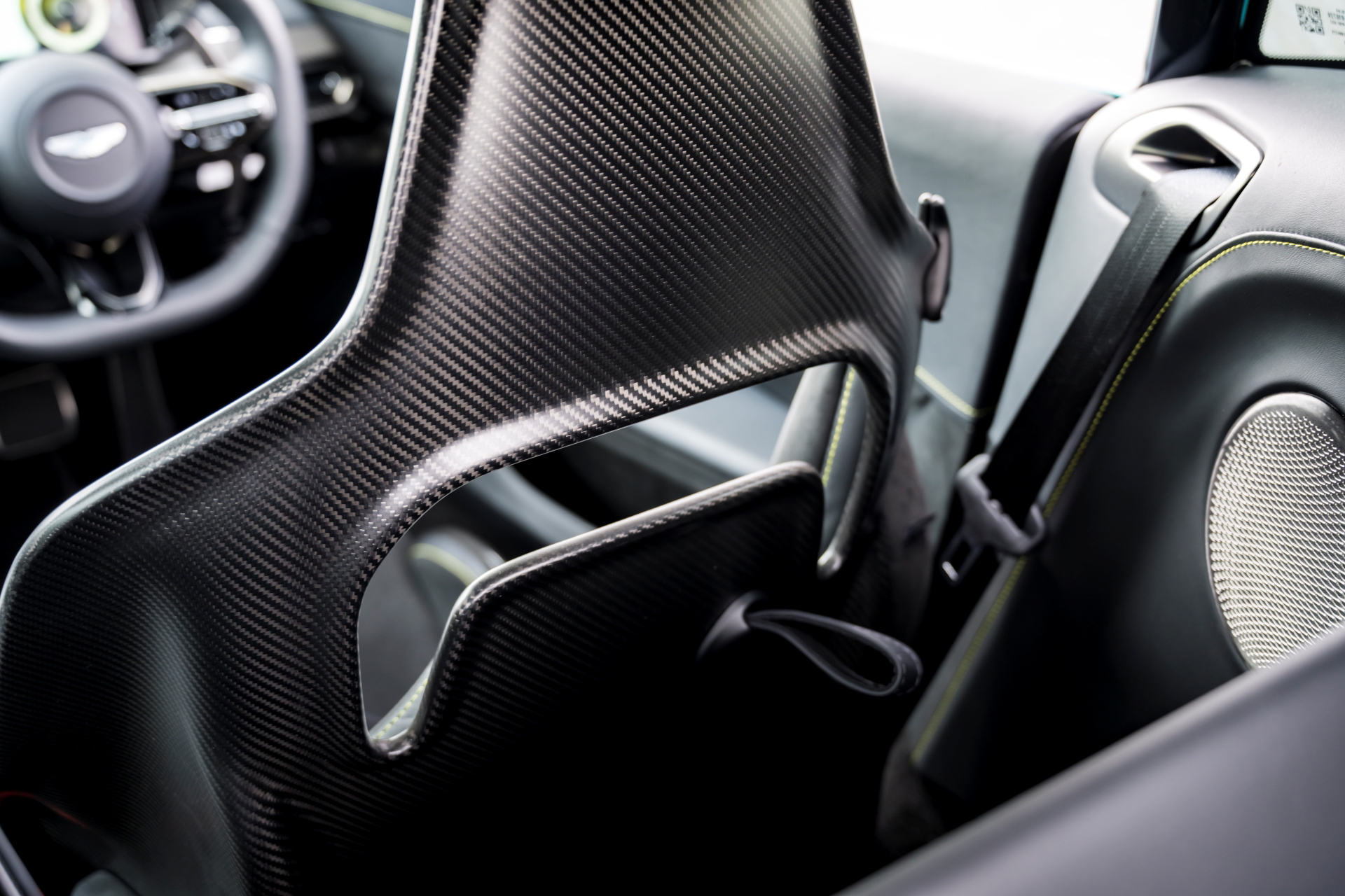 Asiento deportivo de fibra de carbono del Aston Martin Vantage 2024.