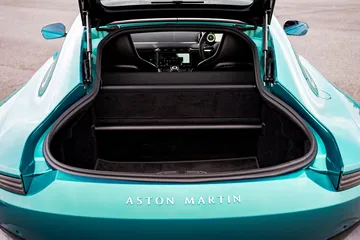 Vista del maletero del Aston Martin Vantage 2024, amplio y elegante