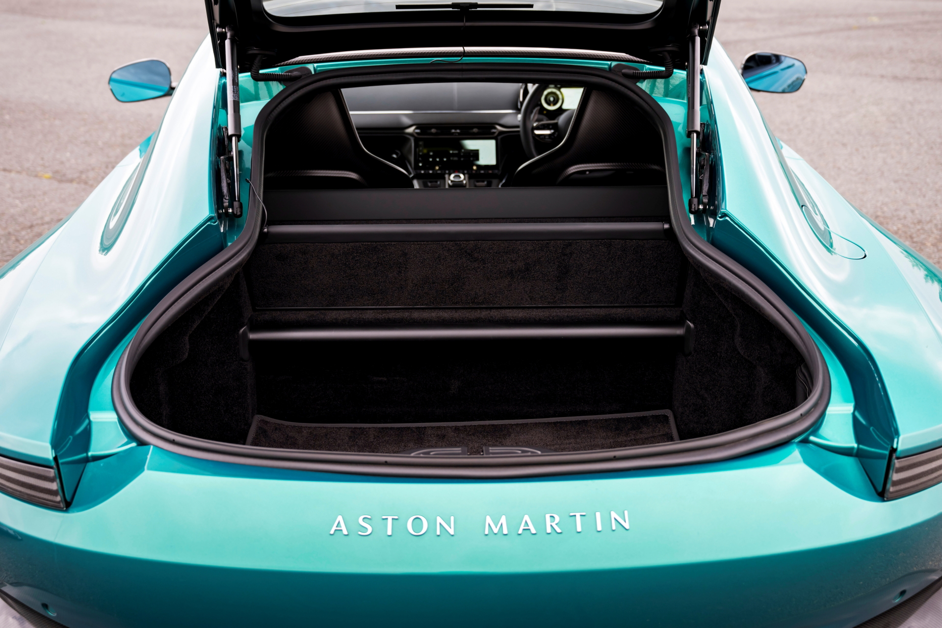 Vista del maletero del Aston Martin Vantage 2024, amplio y elegante