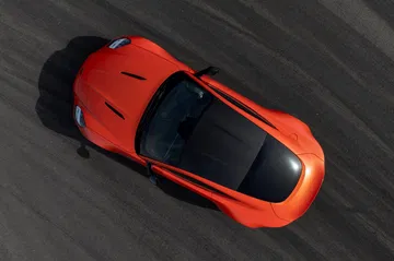 Vista aérea del Aston Martin Vantage 2024 destacando su techo y líneas aerodinámicas.