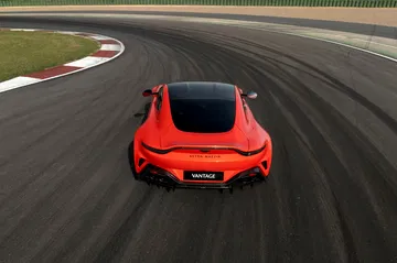 Vista trasera del Aston Martin Vantage 2024 deslizando en pista.