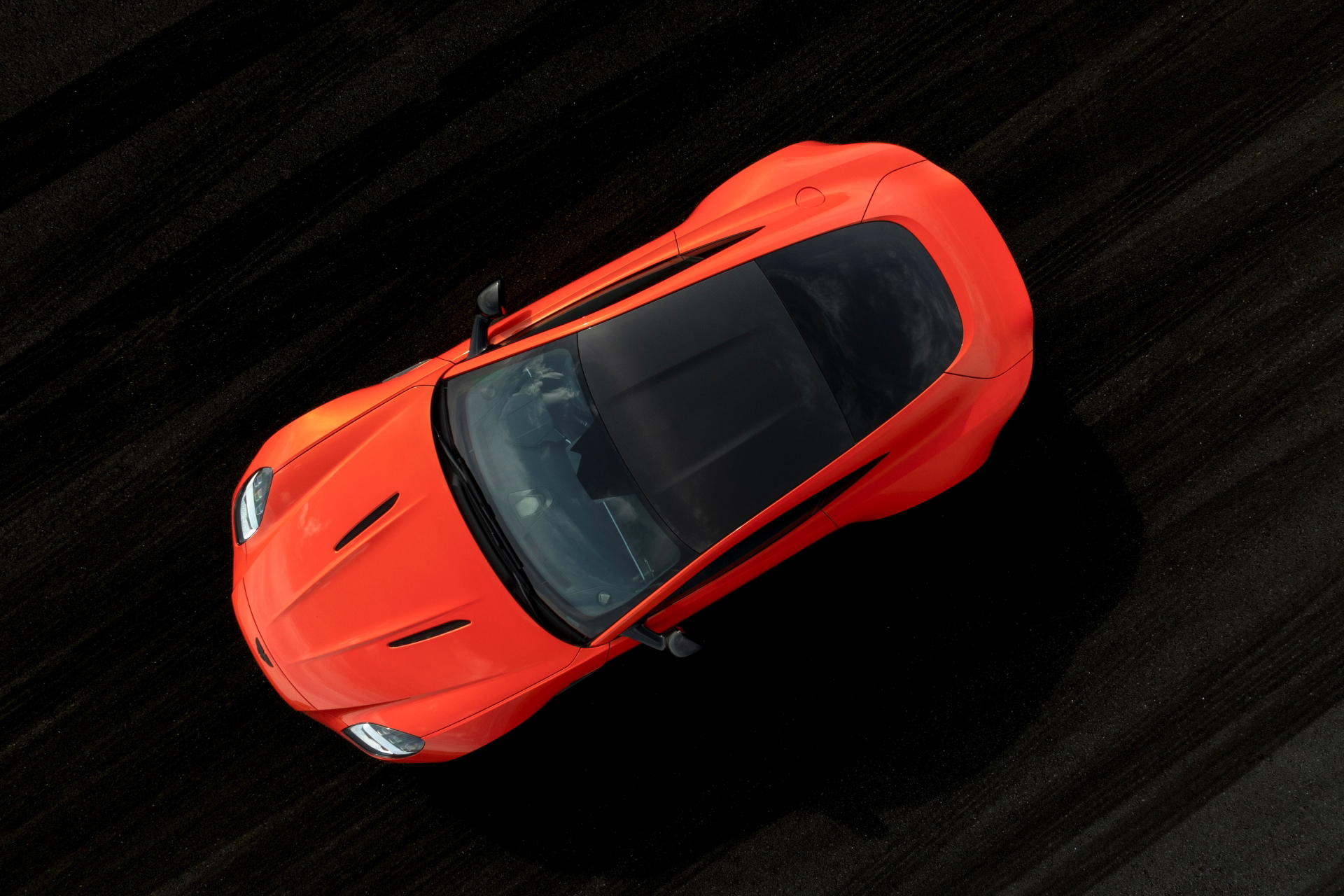 Vista superior del Aston Martin Vantage 2024 mostrando su silueta aerodinámica.
