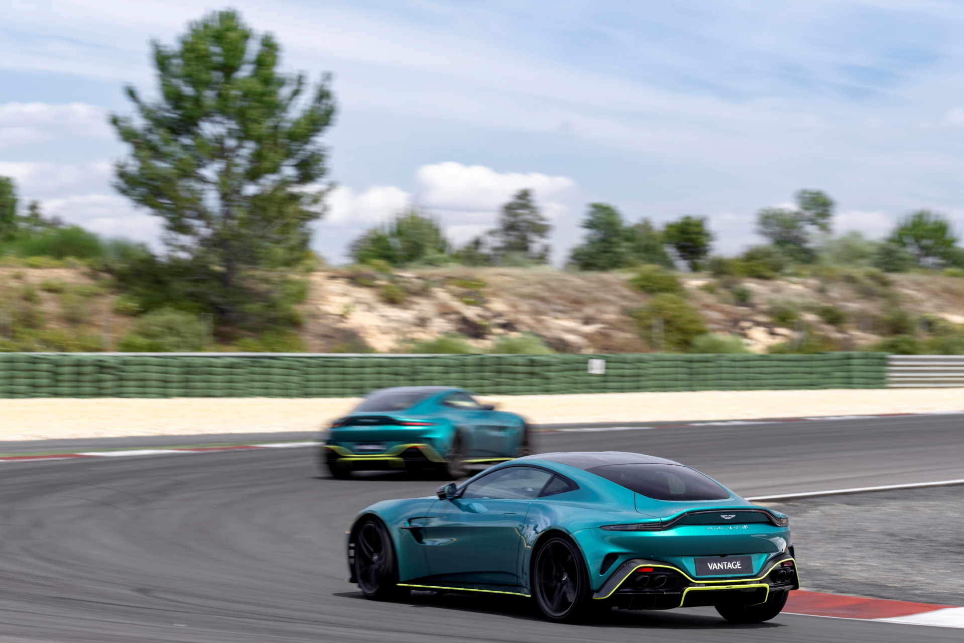 Vista dinámica lateral del Aston Martin Vantage 2024 rodando en pista.