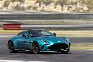 Vista lateral en acción del Aston Martin Vantage 2024 en circuito.