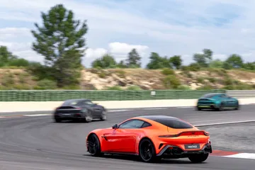 Vantage 2024 en acción, belleza y potencia británica dominando el asfalto.