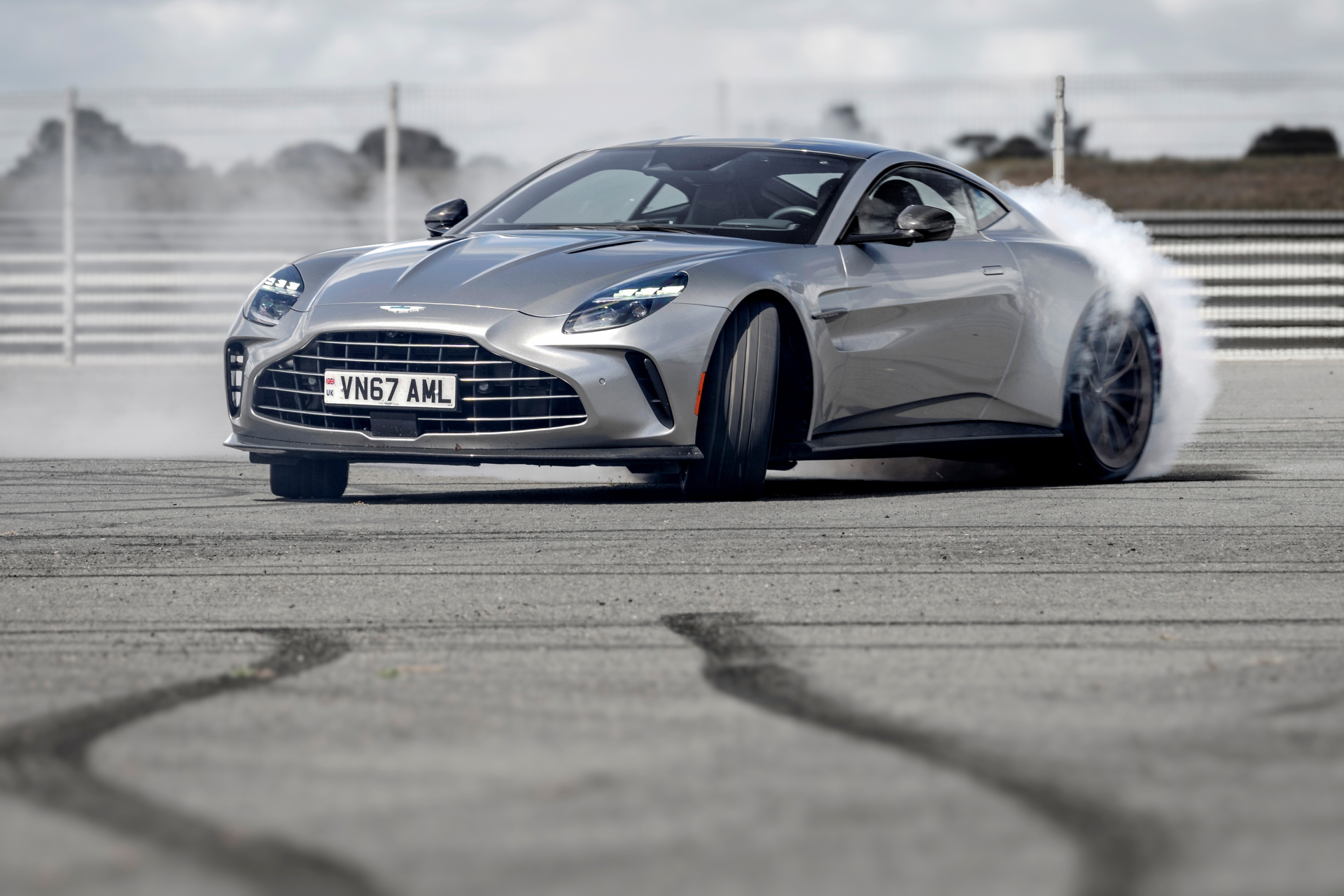 Vista dinámica del Aston Martin Vantage 2024 realizando un derrape controlado.