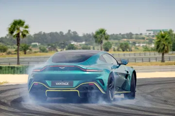 Vantage 2024 desatando potencia con una impresionante derrapada en circuito.