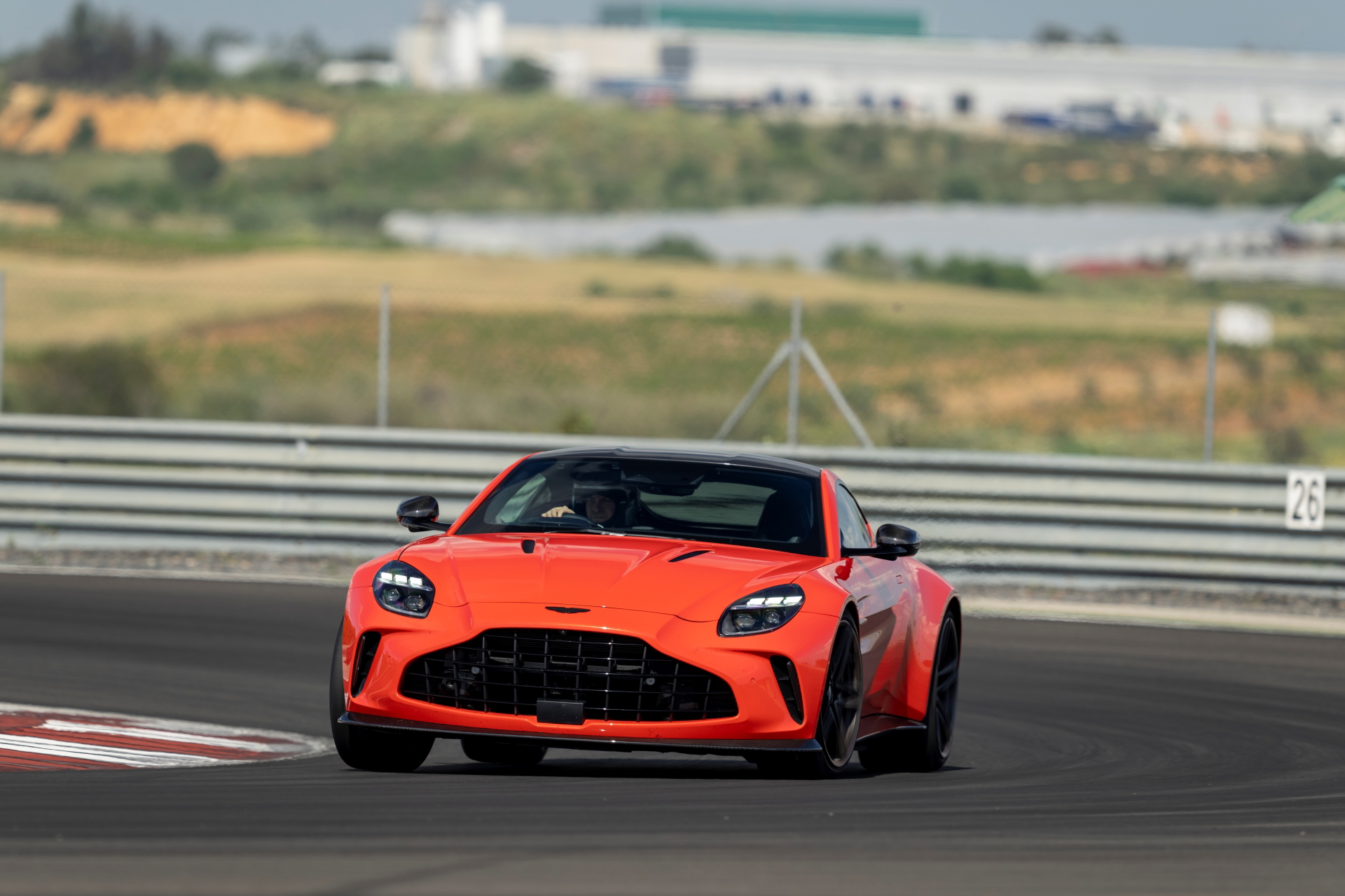 El Aston Martin Vantage 2024 captado en su hábitat natural, una pista de pruebas, mostrando su lado más agresivo.