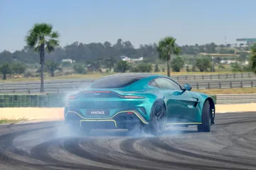 El Aston Martin Vantage 2024 demuestra su potencia en una maniobra de derrape controlado.
