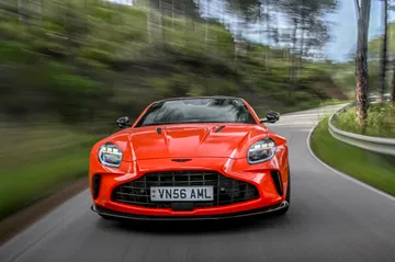 El Aston Martin Vantage 2024 se luce en carretera, estilo y potencia en cada curva.