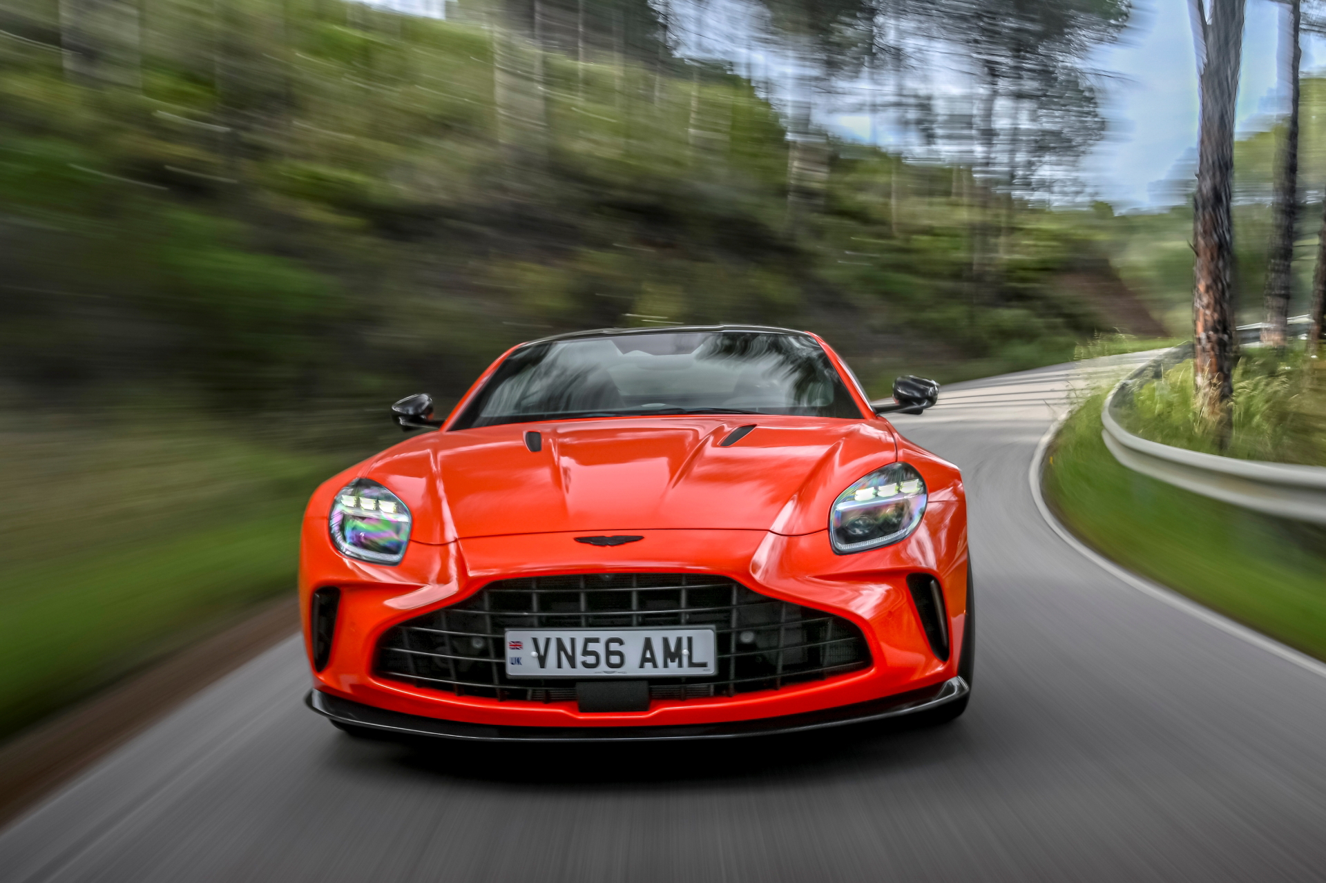 El Aston Martin Vantage 2024 se luce en carretera, estilo y potencia en cada curva.