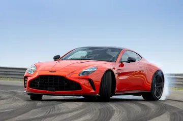 Vista dinámica del Aston Martin Vantage 2024 ejecutando una maniobra agresiva.