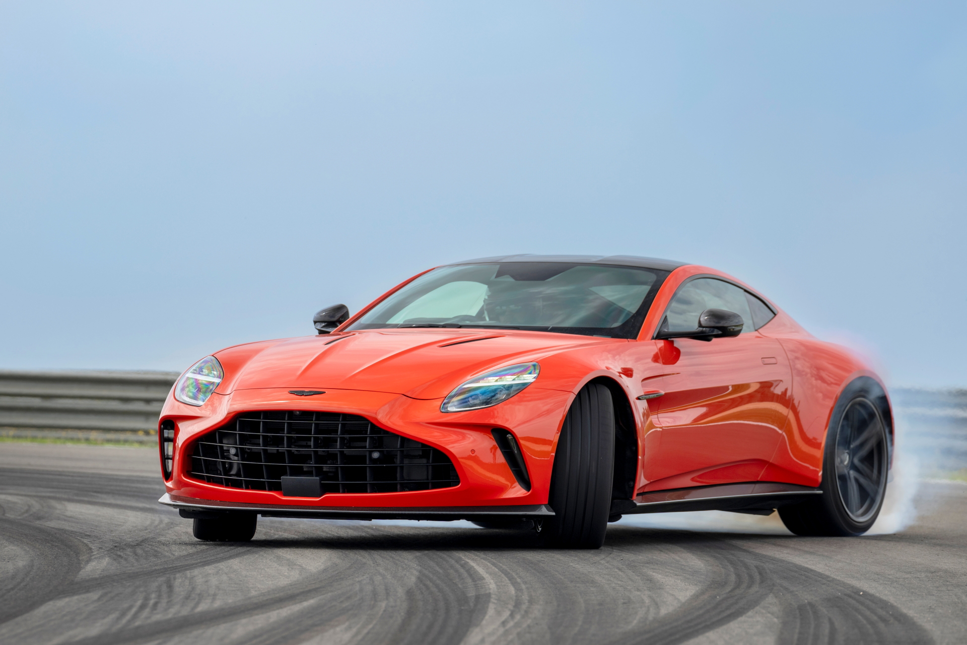 Vista dinámica del Aston Martin Vantage 2024 en plena prueba de pista, destacando su afilado frontal.