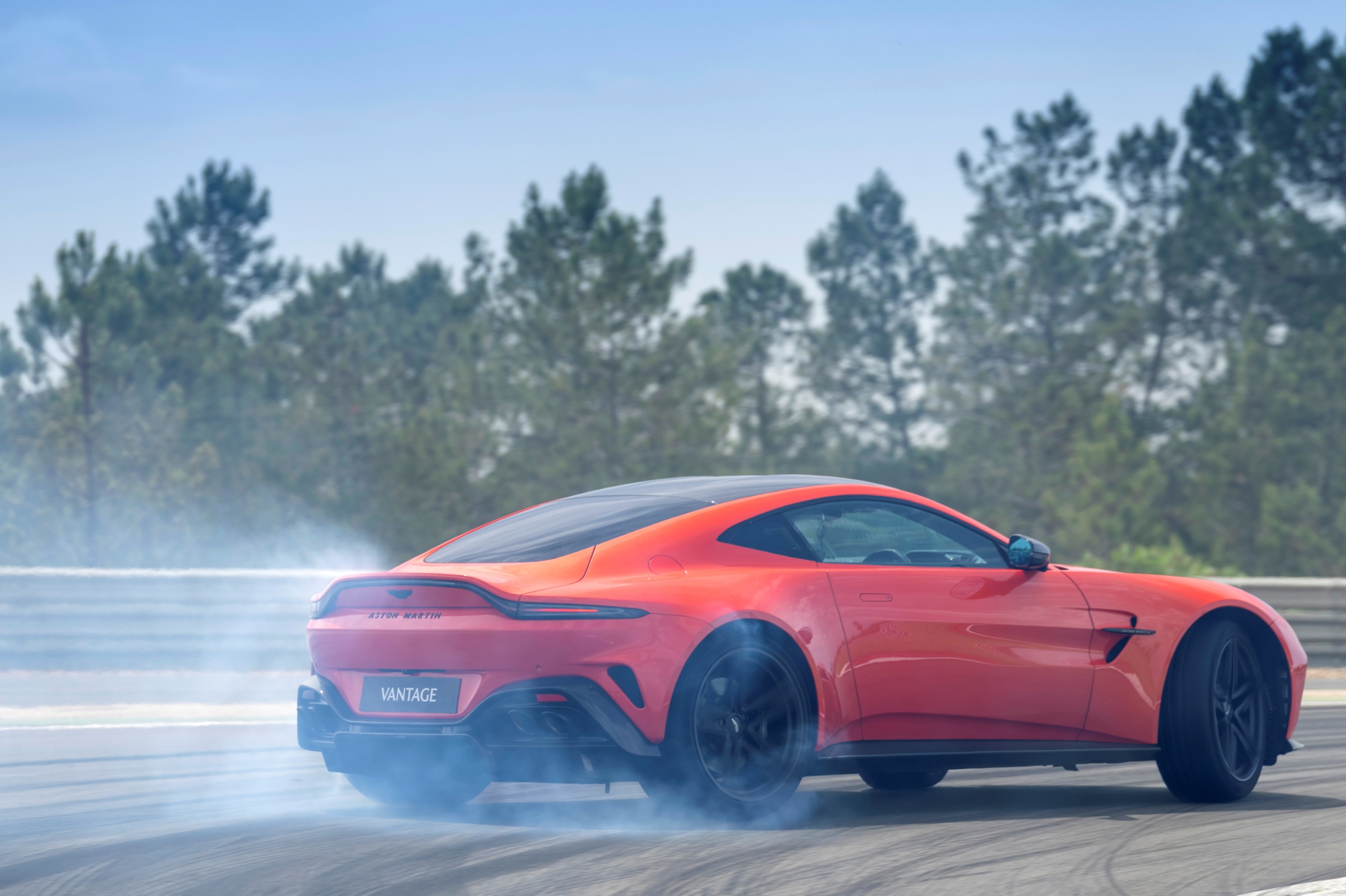 El Aston Martin Vantage 2024 demuestra su poderío en una impresionante derrapada controlada.