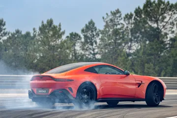Sensacional vista del Aston Martin Vantage 2024 en dinámica de derrape.