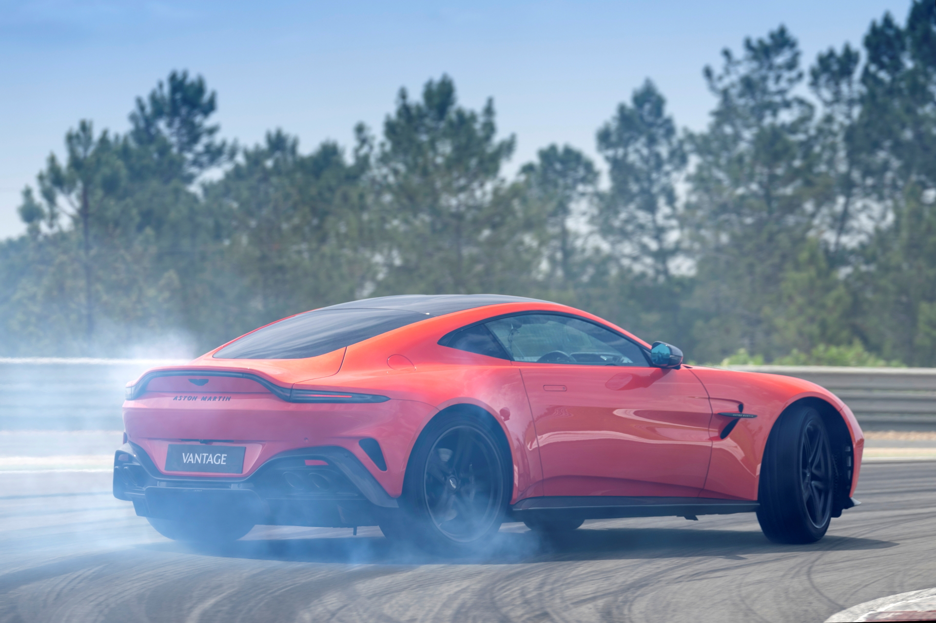 Aston Martin Vantage 2024 exhibiendo su potencia y elegancia en pista.