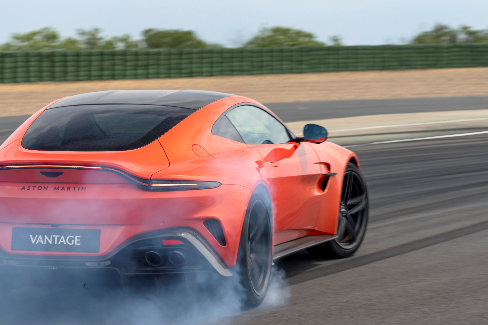El Aston Martin Vantage 2024 demuestra su potencia y agilidad en pista.