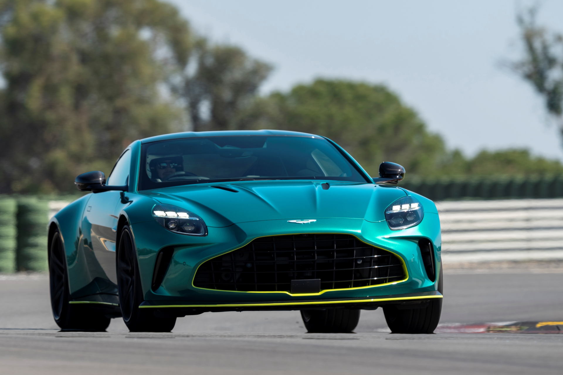 Vista frontal del Aston Martin Vantage 2024 en pista, destacando su agresiva parrilla y faros LED.