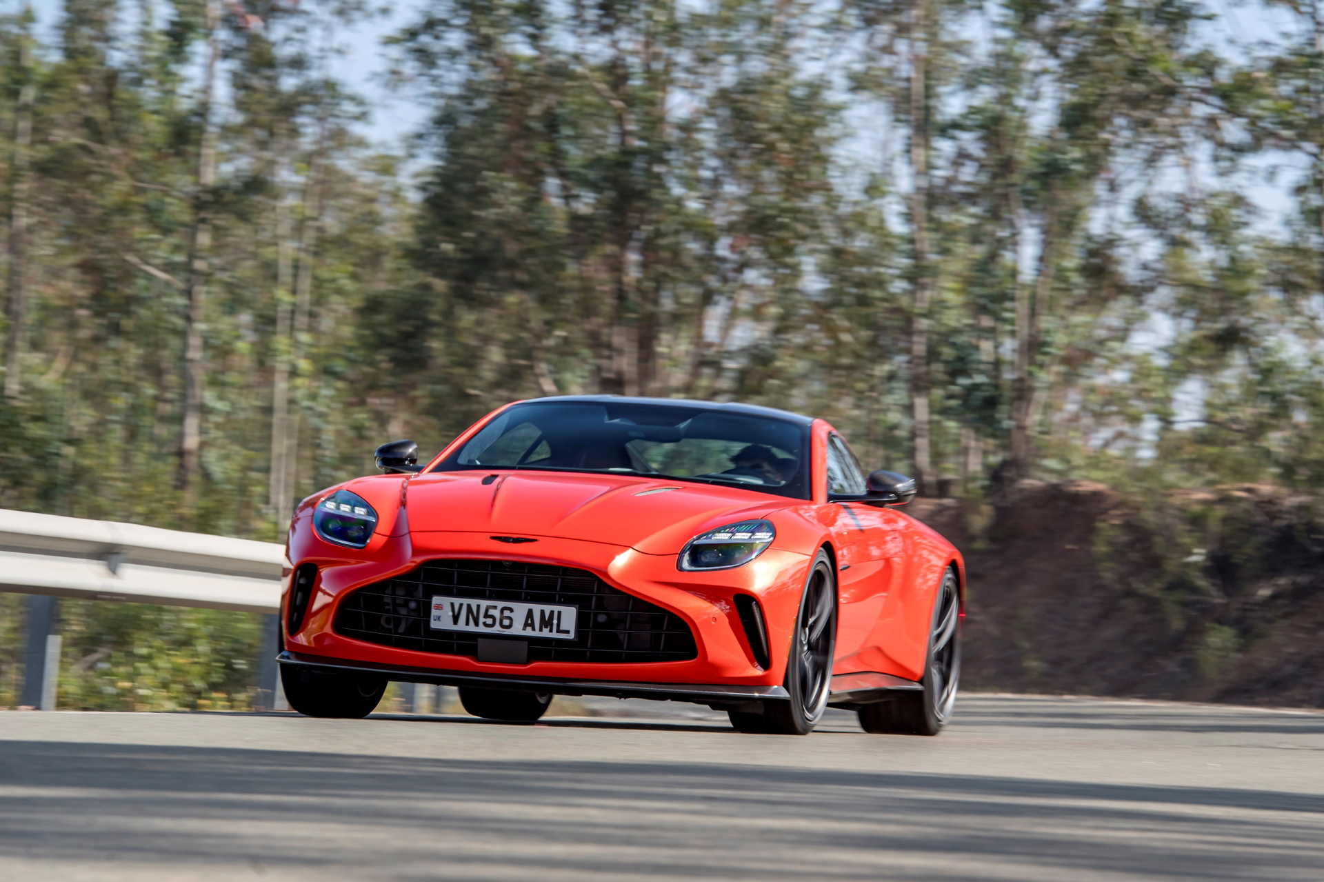 El Aston Martin Vantage 2024 en acción, mostrando su dinámica silueta y poderosa presencia.