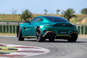Vista dinámica del Aston Martin Vantage 2024 en circuito.